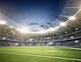 Abendglanz über grünem Spielfeld