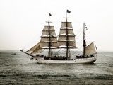 Abenteuerliches Segelschiff im Nebel