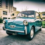 Blauer Oldtimer im urbanen Dämmerlicht