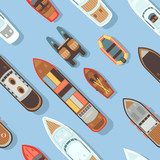 Bunte Boote auf blauem Wasser