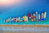 Bunte Boote im sanften Küstenmeer