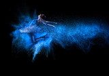 Dynamische Ballettpose mit blauem Farbpulver