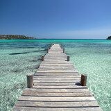 Endloser Steg ins azurblaue Paradies