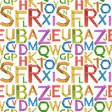 Farbenfrohe Holzbuchstaben als verspieltes Muster