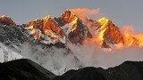 Feuriges Bergmassiv im Morgenlicht