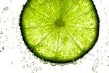 Frische Limettenscheibe im prickelnden Nass