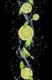 Frische Limettenscheiben im Wasserspiel