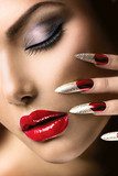 Glamouröses Make-up und Nageldesign