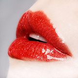 Glänzende Eleganz in Rot