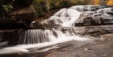 Herbstlicher Wasserfallzauber an Felsen
