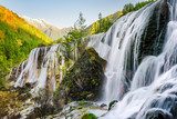 Herbstzauber am Bergfluss