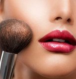 Intensive Schönheit: Roter Lippenstift & Pinsel