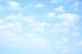 Klarer Sommerhimmel voller Leichtigkeit