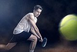 Kraftvoller Tennisschlag in Aktion