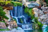 Kraftvoller Wasserfall im grünen Paradies
