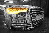 Leuchtender Scheinwerfer im Schaumbad
