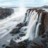 Majestätische Wasserfälle in nebliger Landschaft