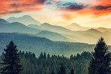 Morgenlicht über nebligen Gipfeln