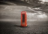 Rote Telefonzelle im verlassenen Gelände