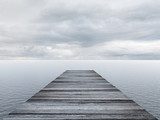 Ruhiger Holzsteg am Wasser