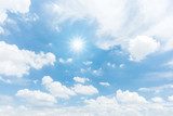 Sanfte Sommersonne am klaren Himmel