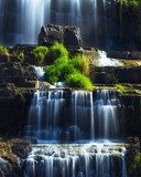 Sanfter Wasserfall mit moosbedeckten Felsen