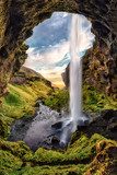 Sanfter Wasserfallblick aus der Höhle