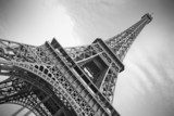Schwarzweißes Paris: Eiffelturm im Aufstieg