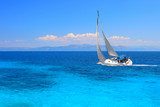 Segelabenteuer vor strahlend blauem Horizont