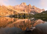 Sonnenuntergang über alpiner Berglandschaft
