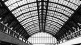Symmetrische Bahnsteig-Ästhetik in Schwarz-Weiß