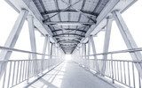 Symmetrische Brücke aus Licht und Beton