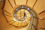 Symmetrische Spirale in warmem Licht
