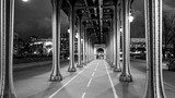Symmetrische Stahlkonstruktion bei Nacht
