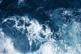 Tanzende Gischt auf tiefem Blau