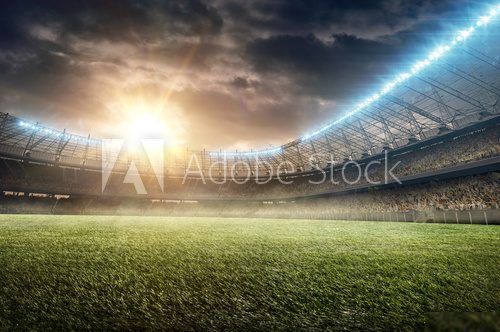 Abendlicht über prachtvollem Spielfeld