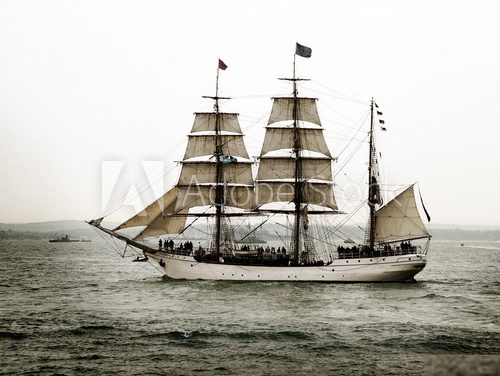 Abenteuerliches Segelschiff im Nebel