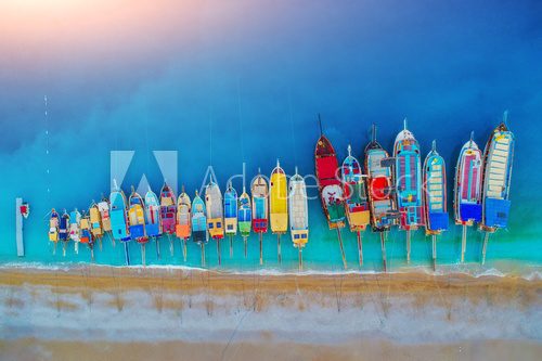 Bunte Boote im sanften Küstenmeer
