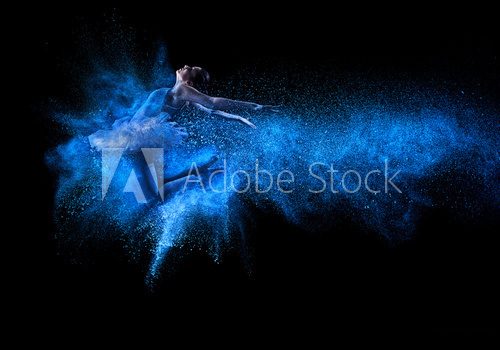 Dynamische Ballettpose mit blauem Farbpulver