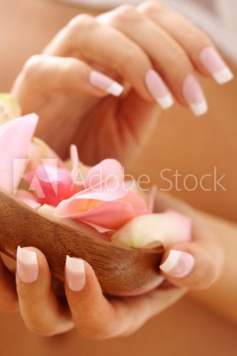 Elegante Hände mit französischer Maniküre
