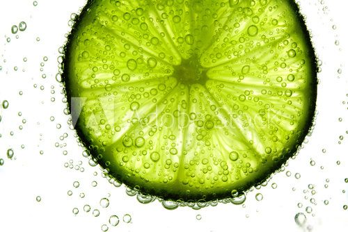 Frische Limettenscheibe im prickelnden Nass