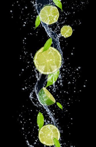 Frische Limettenscheiben im Wasserspiel