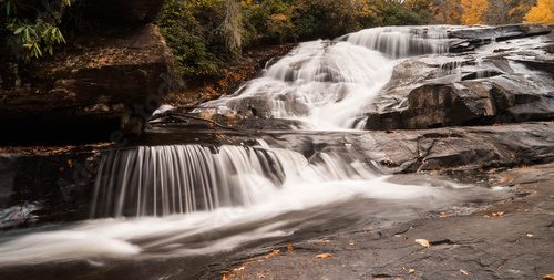 Herbstlicher Wasserfallzauber an Felsen