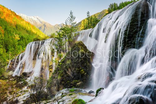 Herbstzauber am Bergfluss