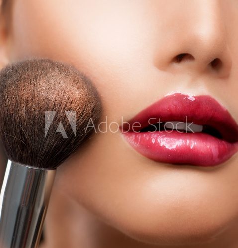 Intensive Schönheit: Roter Lippenstift & Pinsel