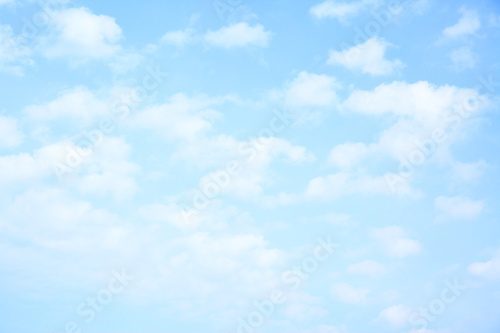 Klarer Sommerhimmel voller Leichtigkeit