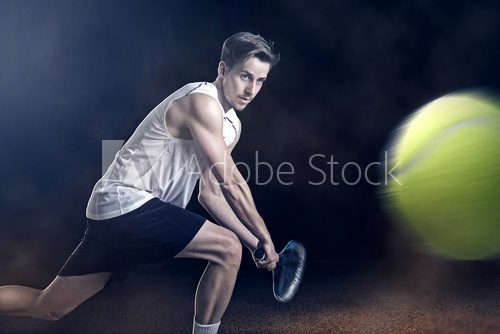 Kraftvoller Tennisschlag in Aktion