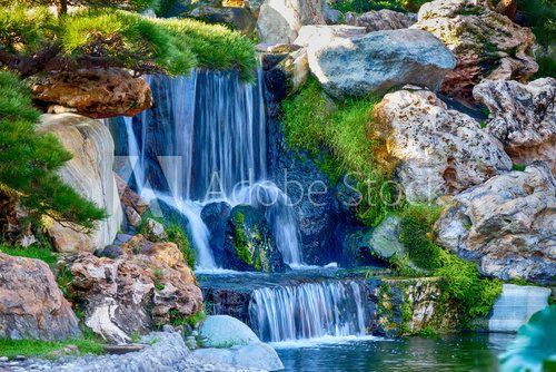 Kraftvoller Wasserfall im grünen Paradies