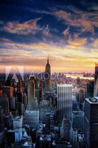 Magische Skyline im Abendlicht