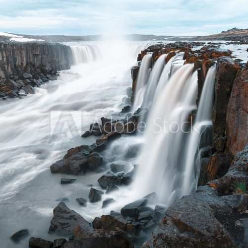 Majestätische Wasserfälle in nebliger Landschaft